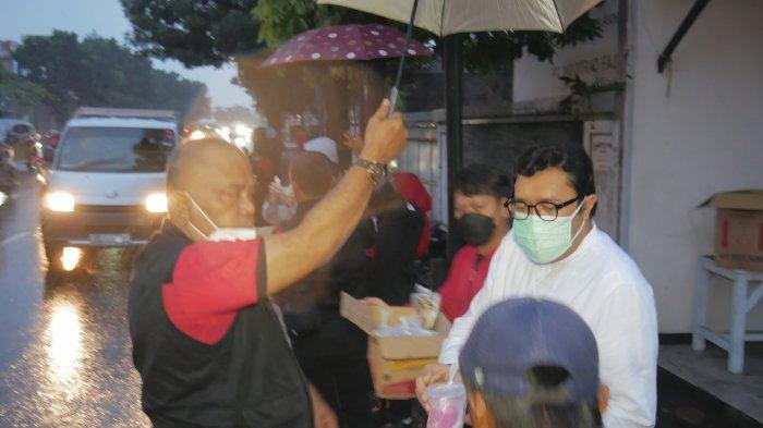 Banteng Jabar Bagikan Ratusan Takjil di Kota Bandung