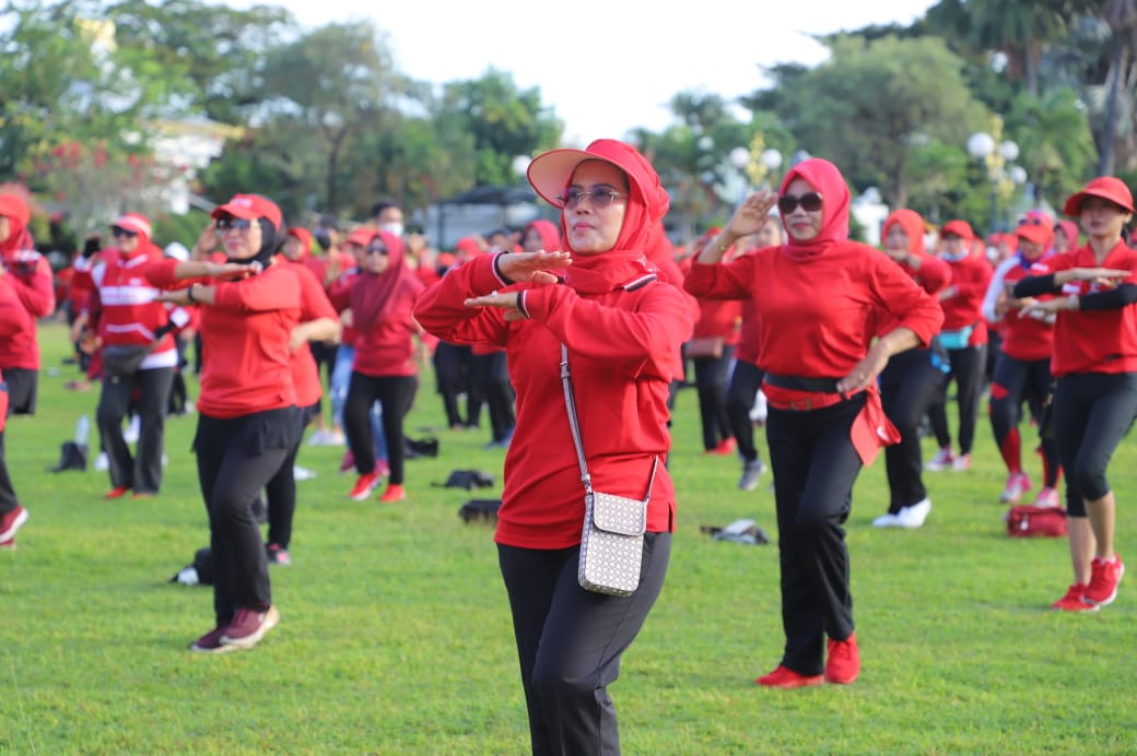 Banteng Jatim 'Merahkan' Tugu Pahlawan Kota Surabaya