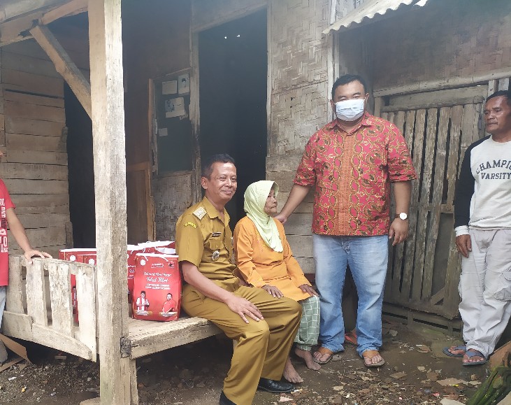 Kader Banteng Garut Prakarsai Perbaikan Rumah Mak Icin