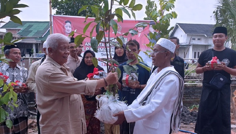 Bulan Bung Karno, Banteng NTB Tanam Pohon Buah di Masjid