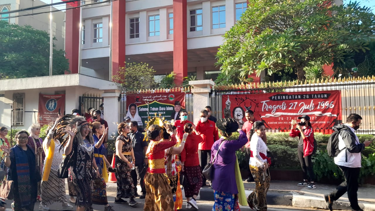 PDI Perjuangan Pawai Kebudayaan ke Gedung KPU