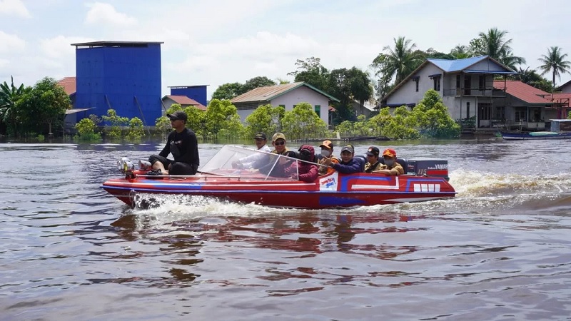 Bupati Sis Bawa Dokter & Sembako untuk Korban Banjir 