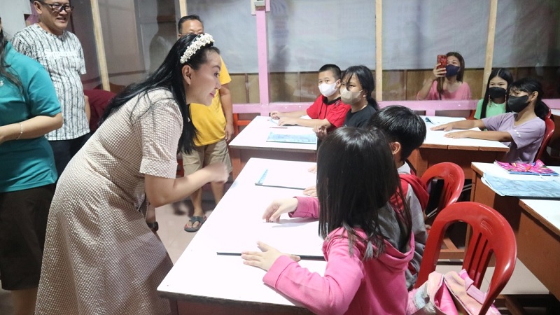 Karolin Dukung Les Bahasa Mandarin untuk Generasi Muda