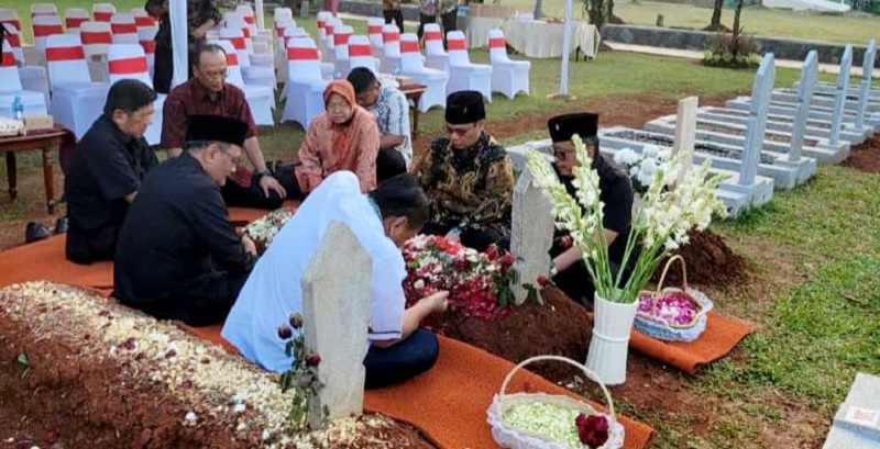 Sekjen Hasto & Para Ketua DPP Ziarah ke Makam Tjahjo 