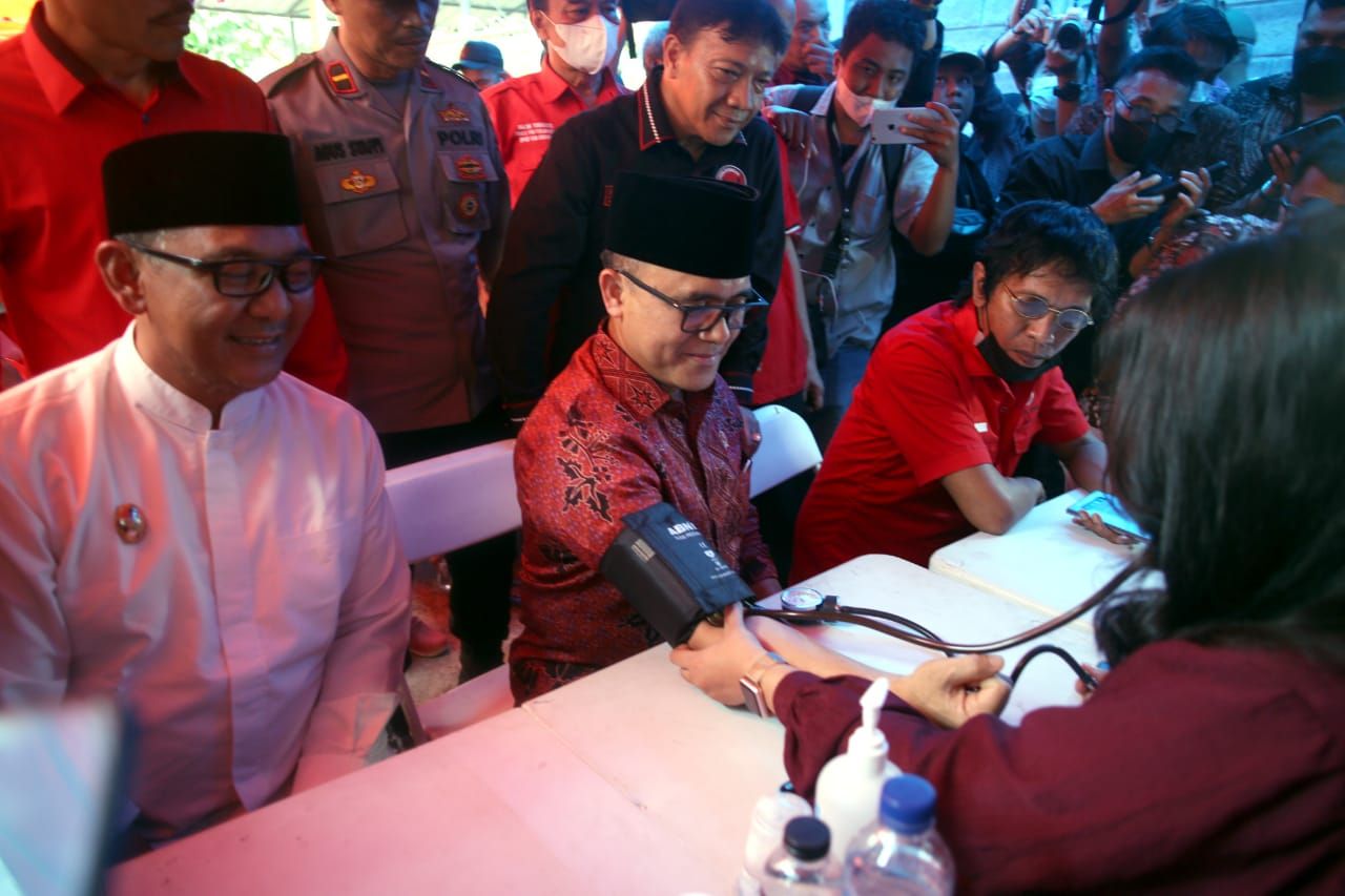 Anas Tinjau & Buka Pengobatan Gratis PDI Perjuangan di Bogor