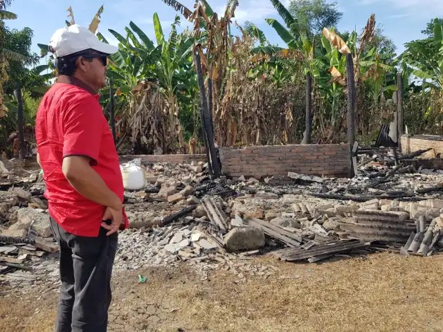 Sirojudin Beri Bantuan ke Korban Kebakaran di Desa Cempeh