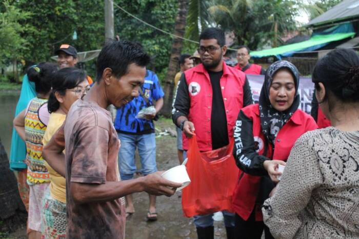 BMI Banten Gercep Beri Bantuan ke Korban Banjir di Lebak