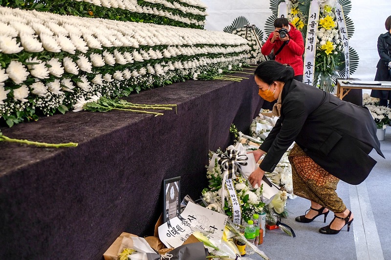 Puan Letakkan Karangan Bunga Untuk Korban Tragedi Itaewon