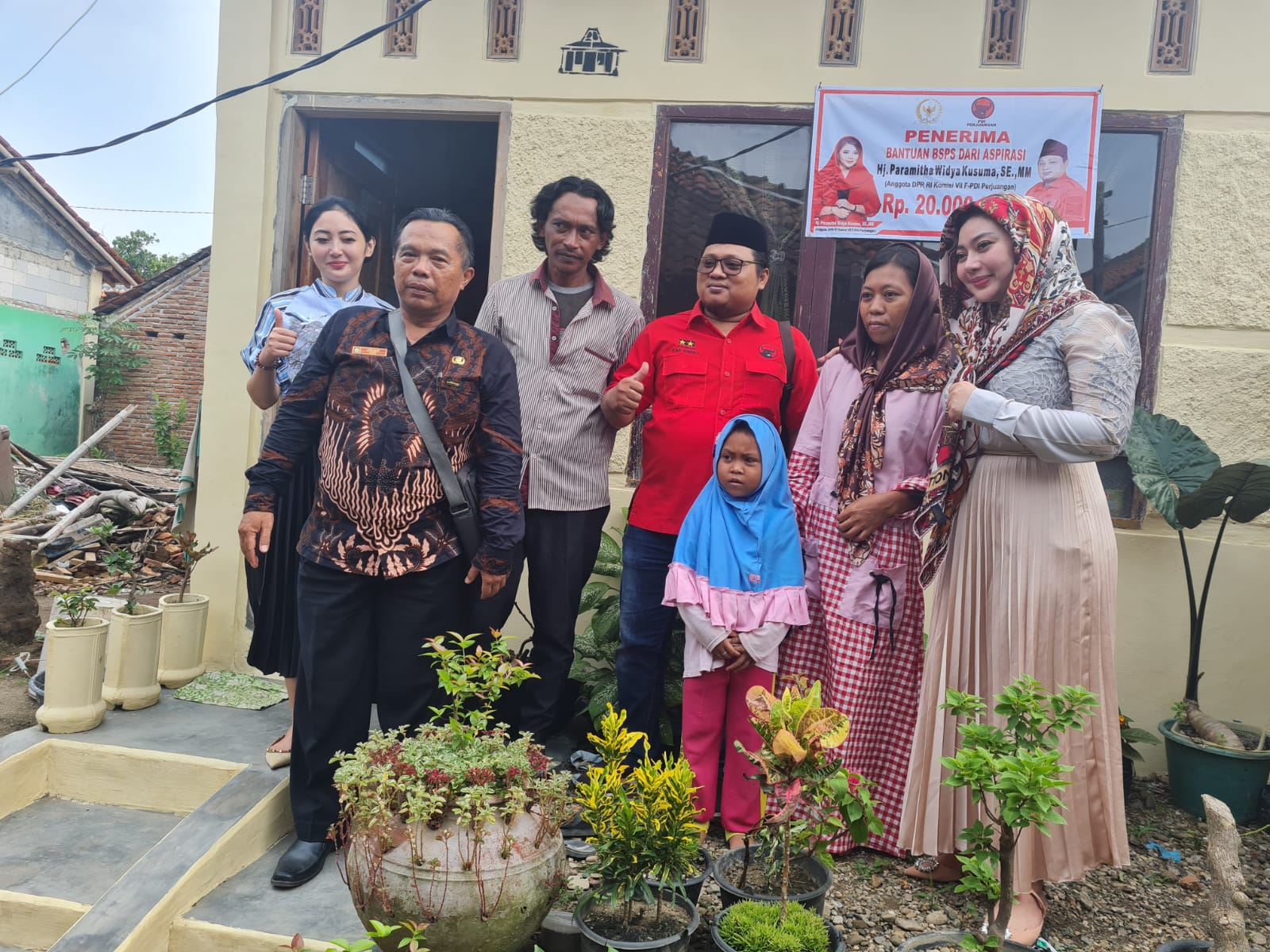 Mitha Salurkan BSPS Aspirasi Puan Untuk Warga Desa Pemaron