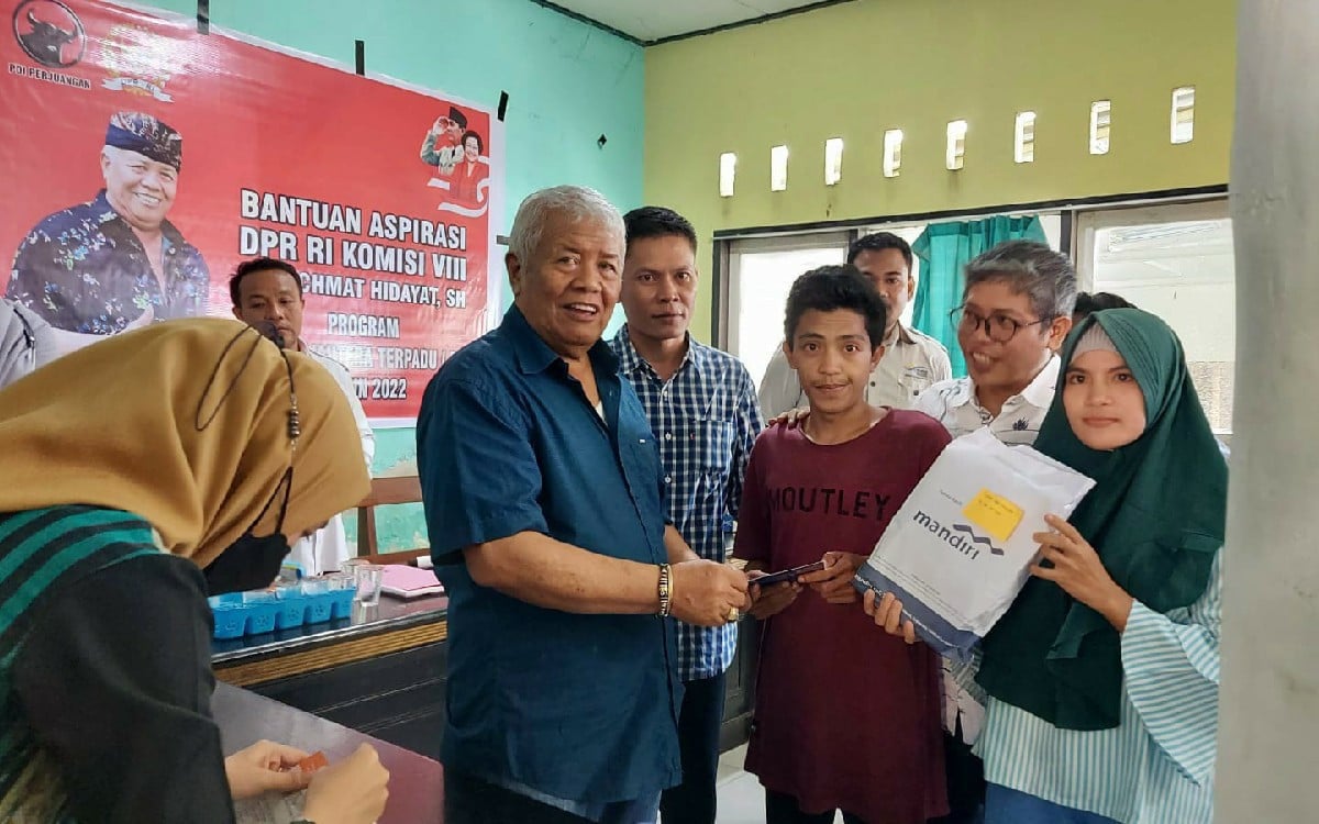 Rachmat Berikan Bantuan Program RST di Lombok Timur