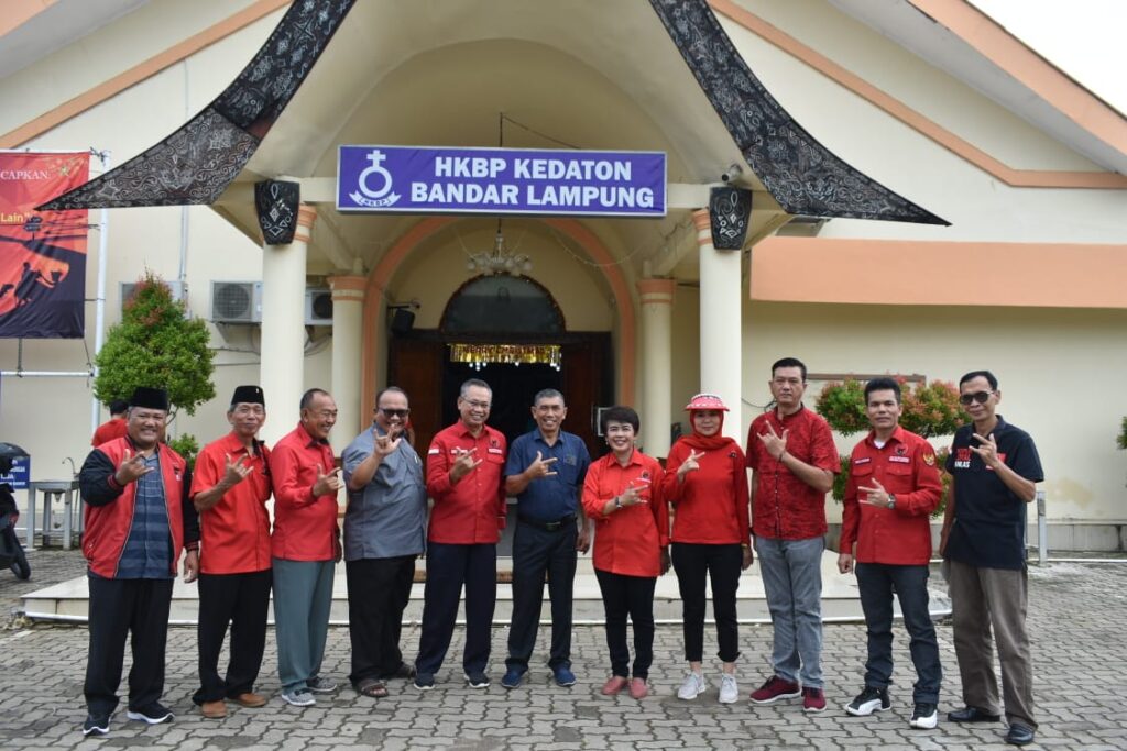 Banteng Lampung Gotong Royong Bersihkan Gereja