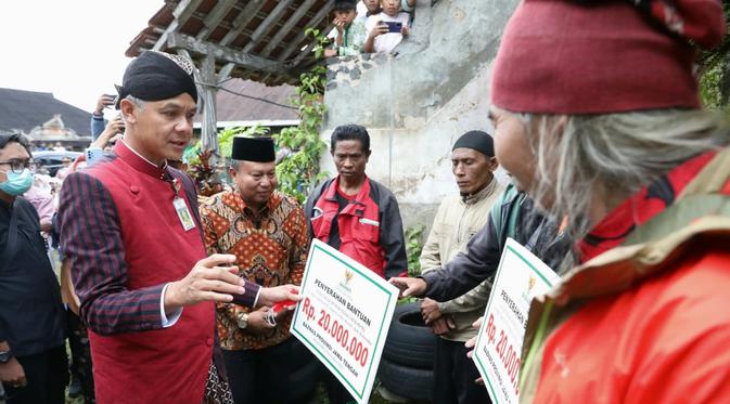 Ganjar Bantu Rehabilitasii 50 Rumah Kader Banteng
