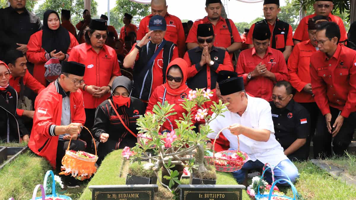 Banteng Jatim Ziarah & Tabur Bunga ke Makam Pejuang Partai