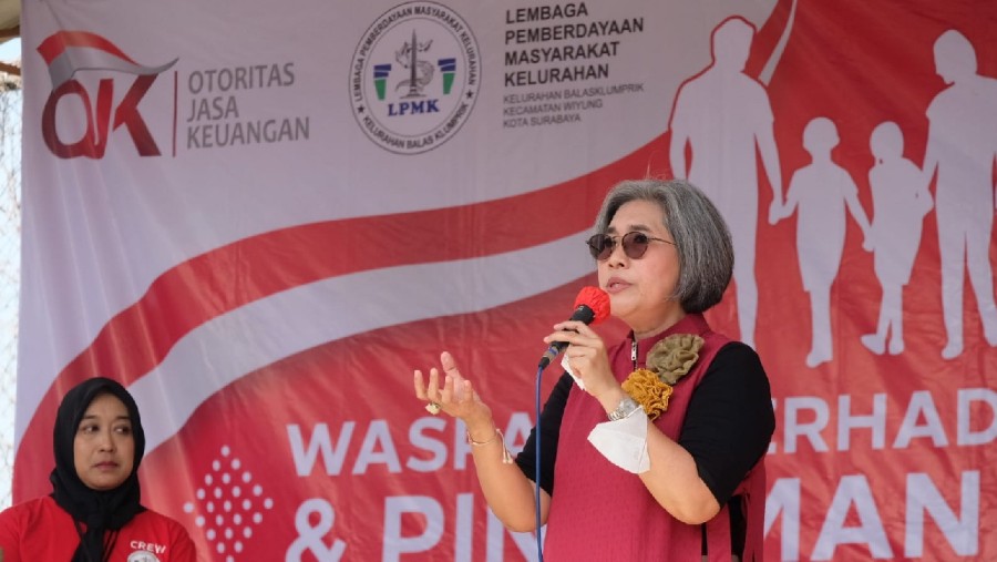 Indah Kurnia & OJK Gelar Jalan Santai di Kota Surabaya