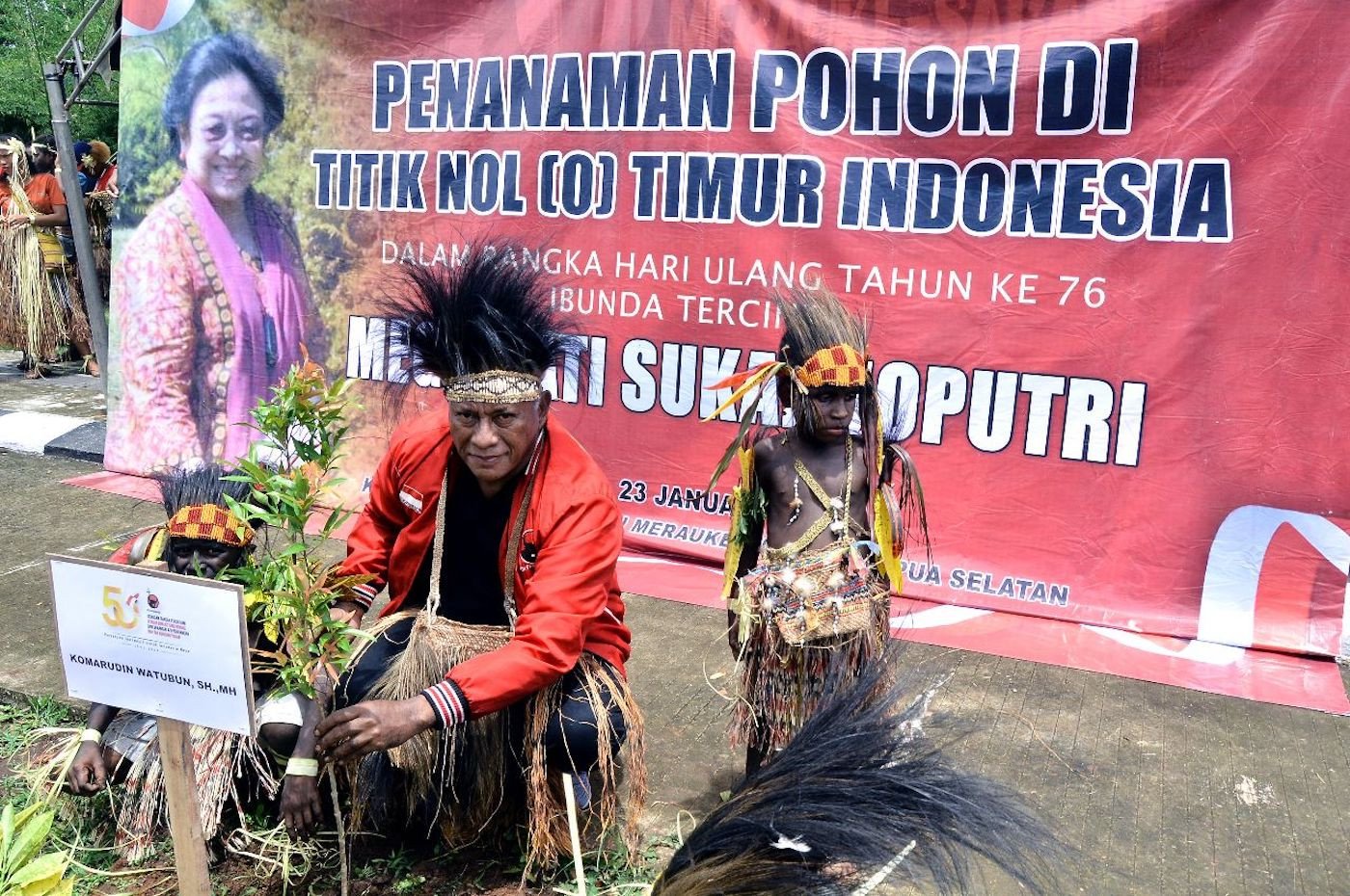Komarudin Watubun Tanam Pohon di Titik Nol Indonesia Timur