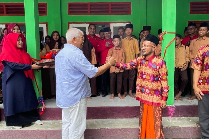 Rachmat Salurkan 49 RTLH & RKB Pondok Pesantren di Dua Kabupaten