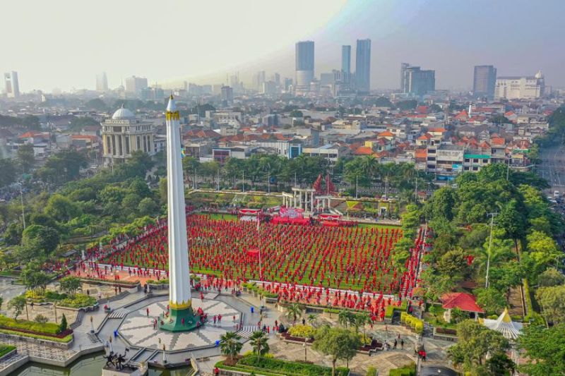 Ribuan Kader Banteng Surabaya 'Merahkan' Tugu Pahlawan