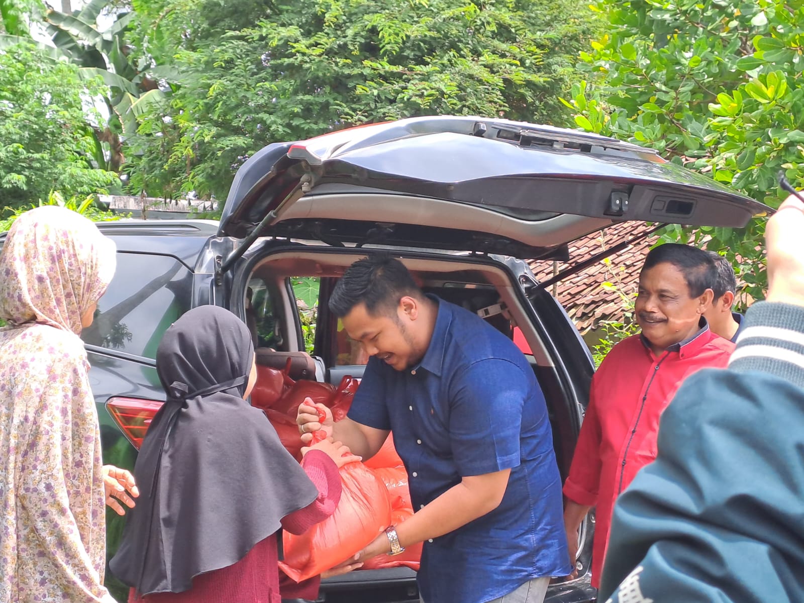 Dwinan Rahmandi Bagikan Bantuan ke Korban Bencana Banjir di Lampung Tengah