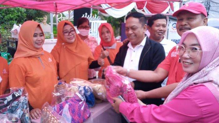 Anas Ajak Warga Surabaya Borong Takjil di Bazar Ramadan