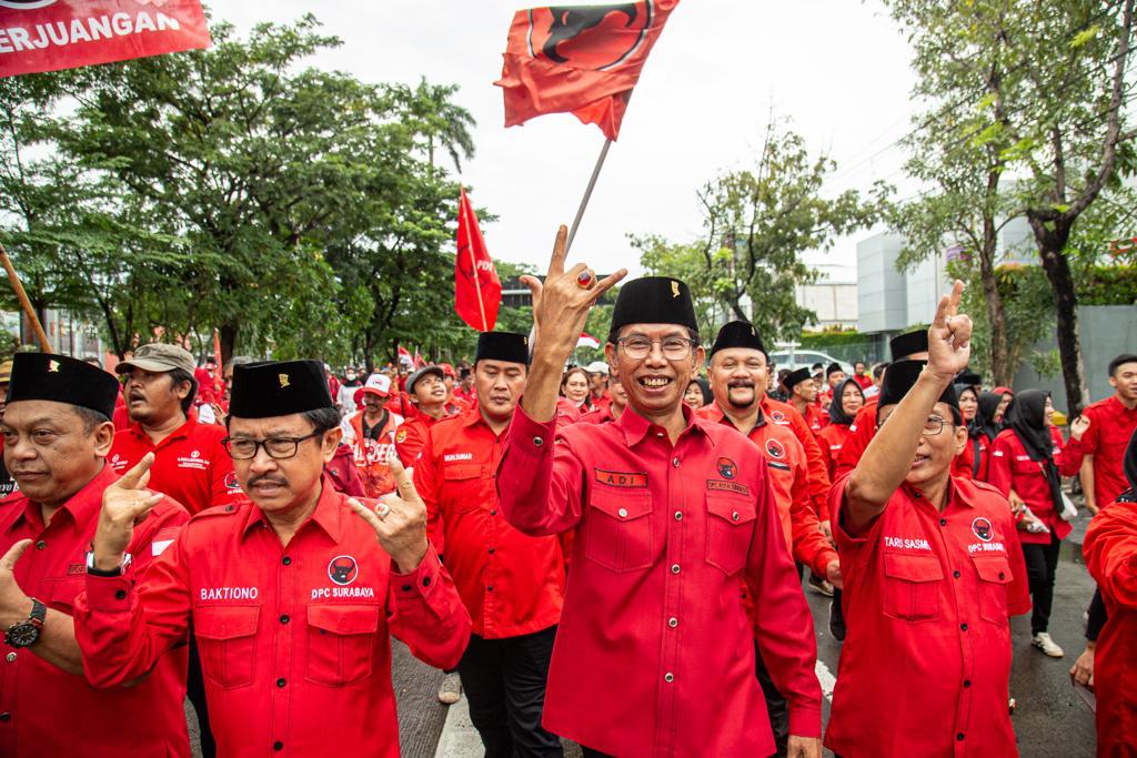 PDI Perjuangan Kota Surabaya Long March Daftarkan 50 Bacaleg Ke KPUD