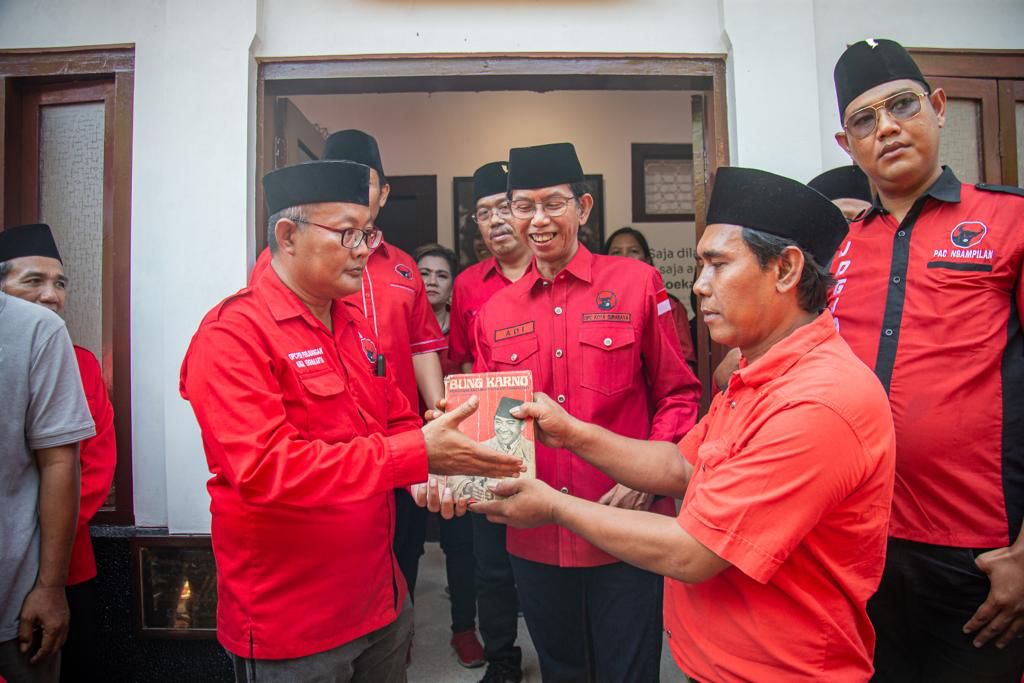 Kader Banteng Kota Yogyakarta Dihadiahi Buku “Penyambung Lidah Rakyat