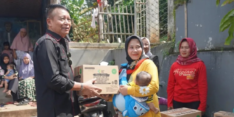 Cegah Stunting, TB Hasanuddin Masuk Pelosok Sumedang Bagikan Makanan Bayi & Bumil