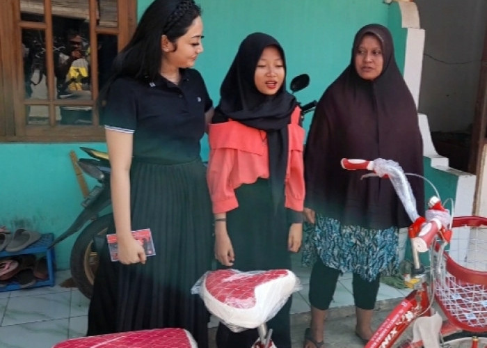Shintya Sandra Kusuma Berikan Sepeda ke Anisa Maharani