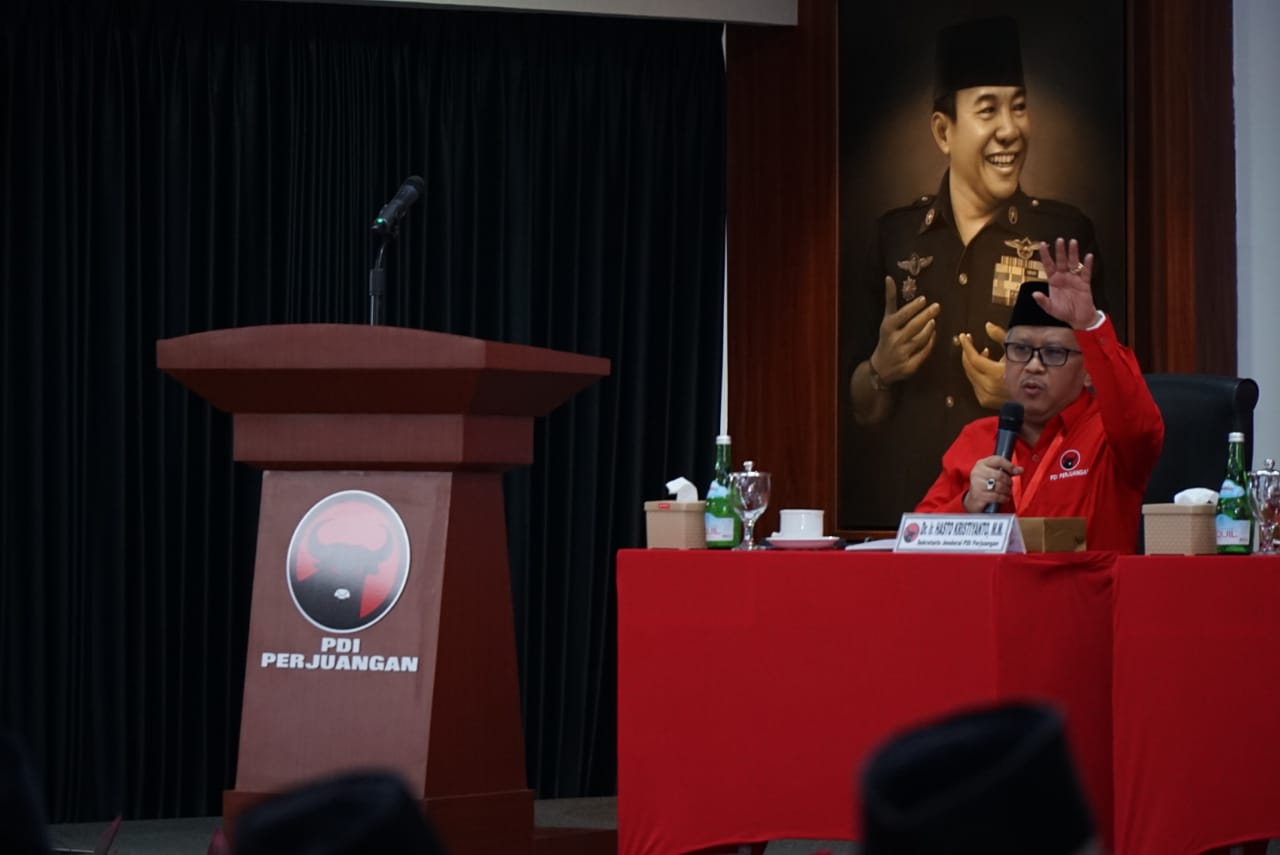 Hasto Kritik Pedas Denny Indrayana yang Bicara Pemakzulan Jokowi
