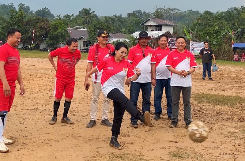 Sambut HUT RI, Karolin Buka Turnamen Sepak Bola dan Voli Kecamatan Air Besar