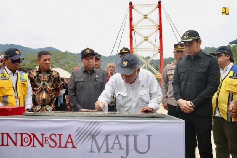 Menteri Basuki Bersama Lasarus Resmikan Jembatan Gantung Kareho di Kalbar