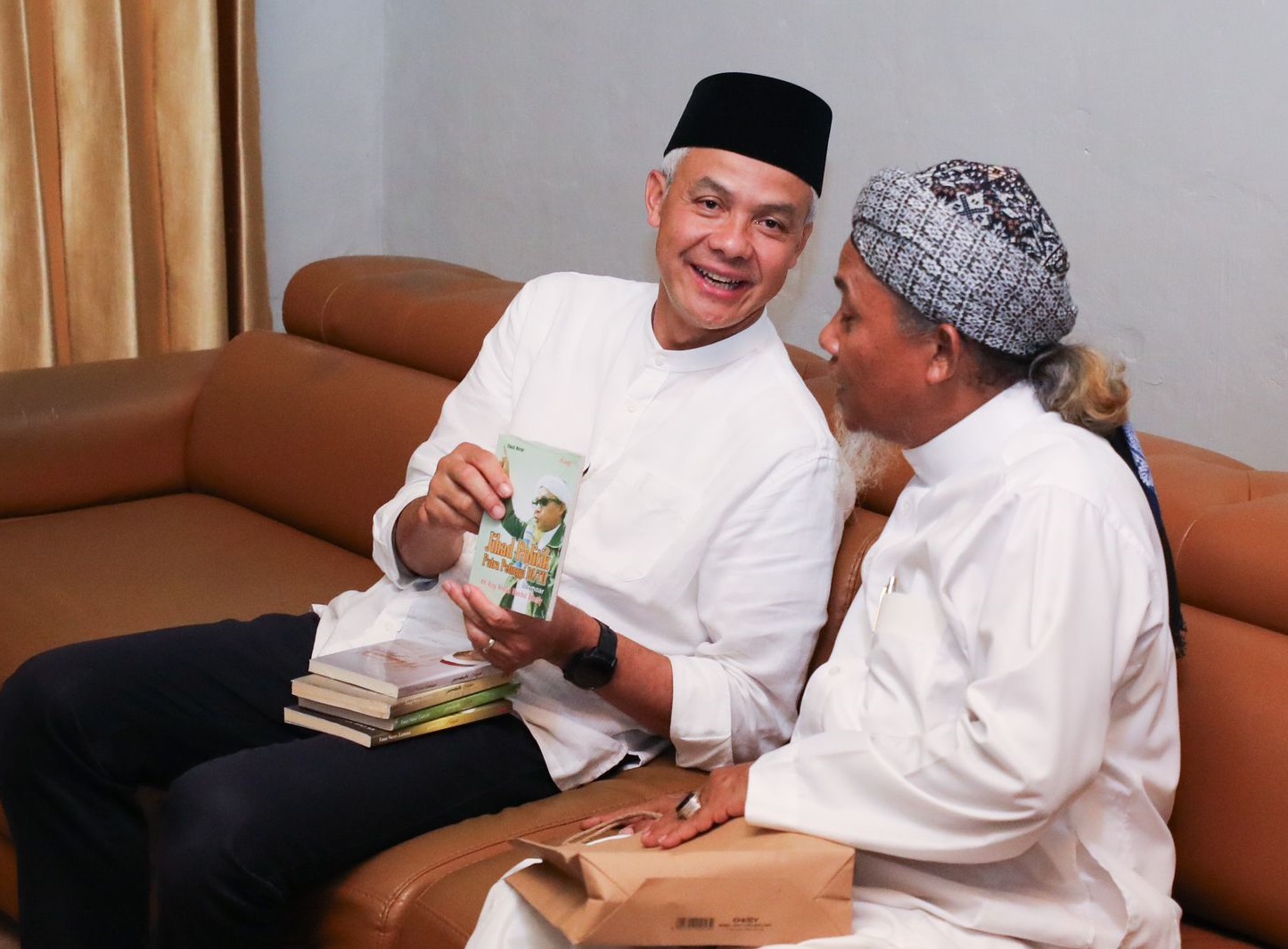 Ganjar Diberikan Buku Oleh KH Asep Ahmad Maoshul Affandy