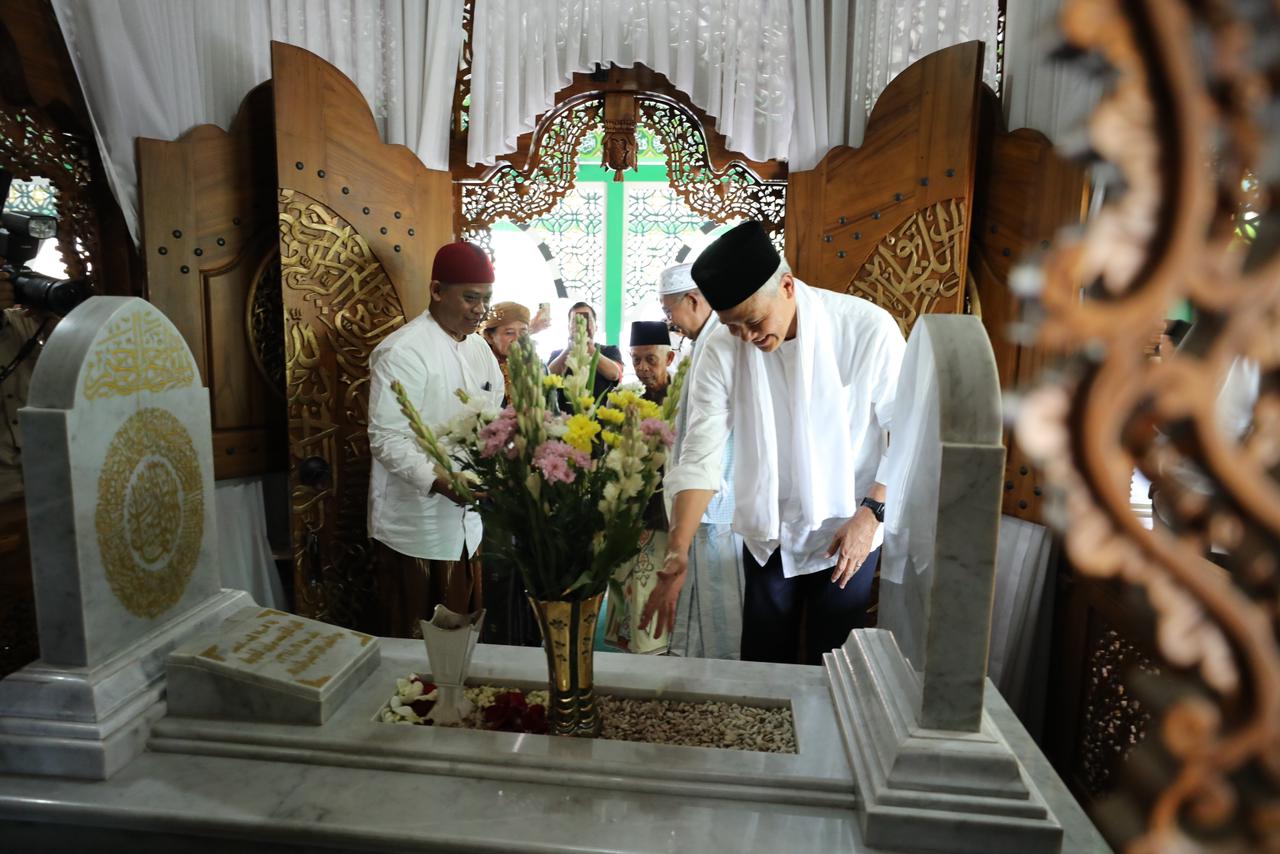 Ganjar Pranowo Ziarah ke Makam Kiai Haji Moch Sirodj