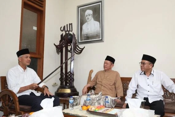 Pedang Bambu KH. Zaenal Musthafa, Diperlihatkan & Dipegang ke Ganjar Pranowo