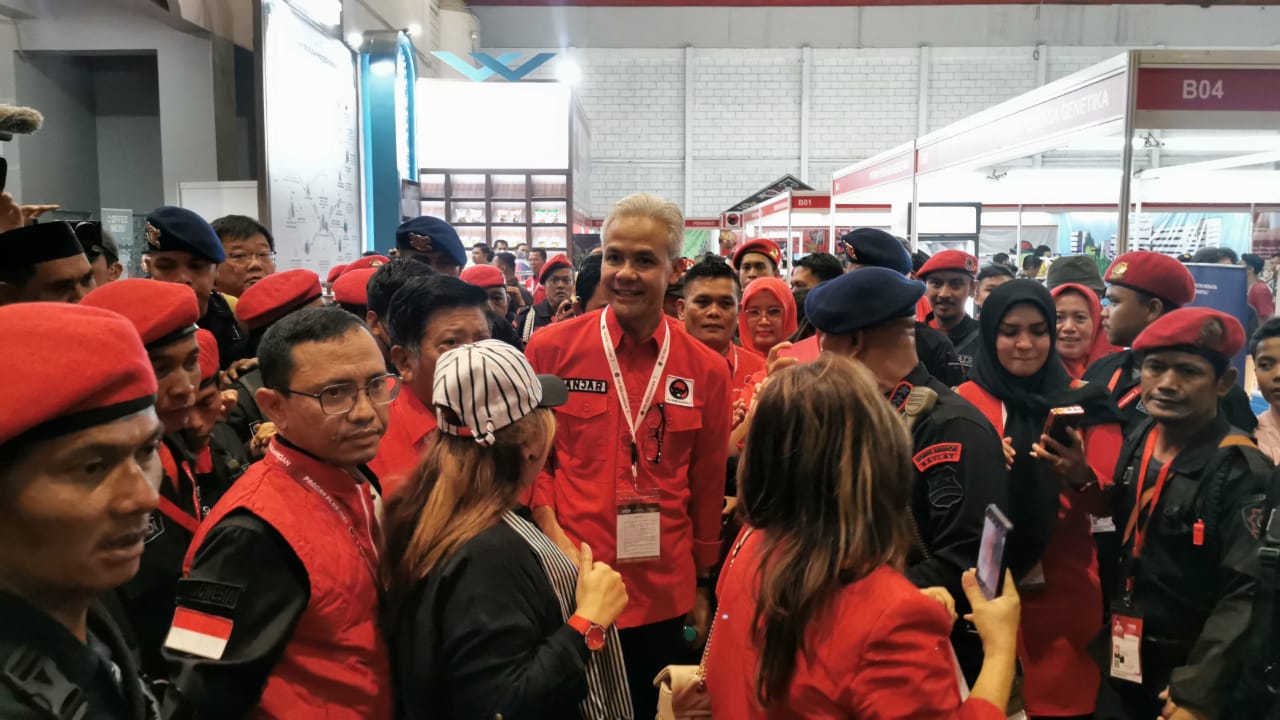 Ganjar Kunjungi Pameran Inacraft, Jadi Rebutan Foto Pelaku UMKM