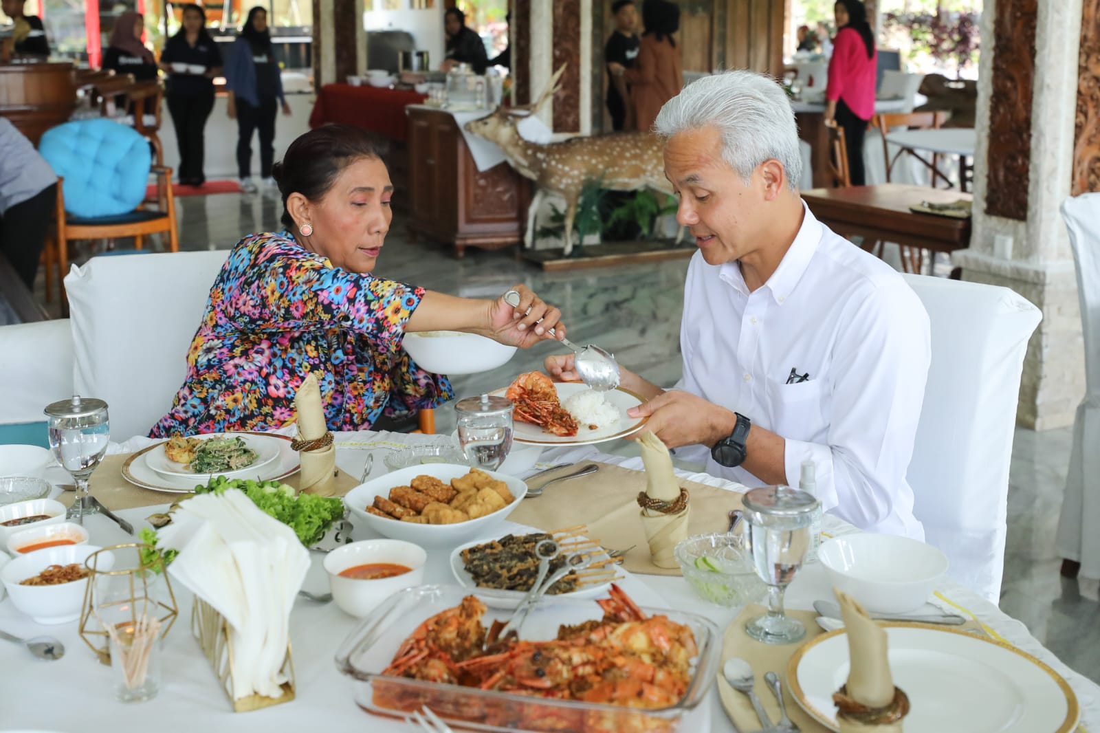 Silaturahmi Dengan Susi Pudjiastuti Ganjar Pranowo Disuguhi Udang