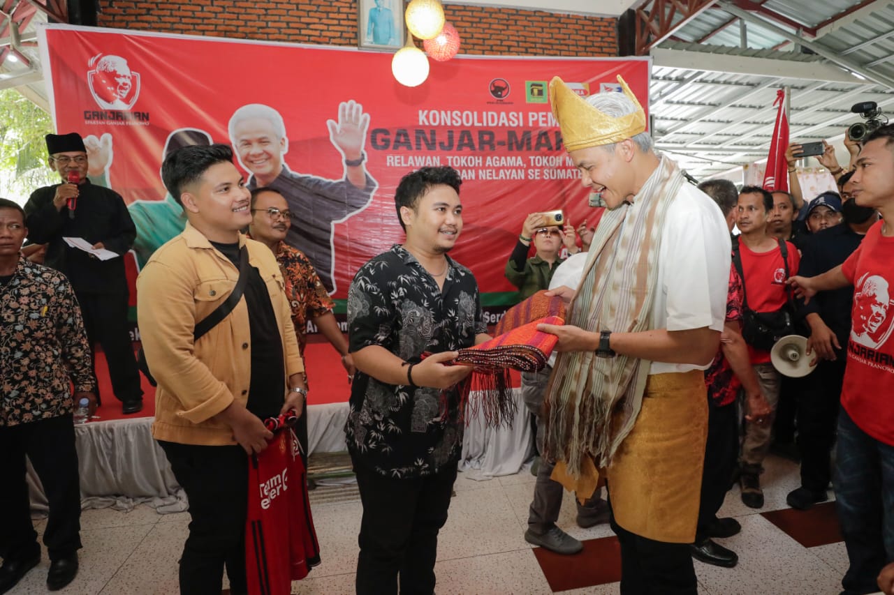 Silaturahmi ke Sumut, Ganjar Disambut Ribuan Orang dan Dipakaikan Kain khas Melayu