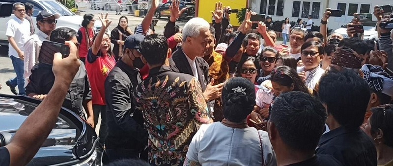 Berkunjung ke Toraja, Ganjar Pranowo Disambut Emak-emak Teriakkan Presiden