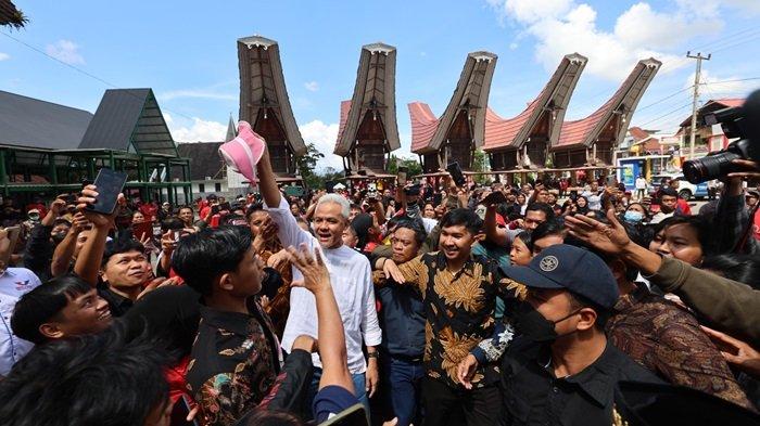 Ribuan Warga Tana Toraja Sambut Meriah Kedatangan Ganjar Pranowo