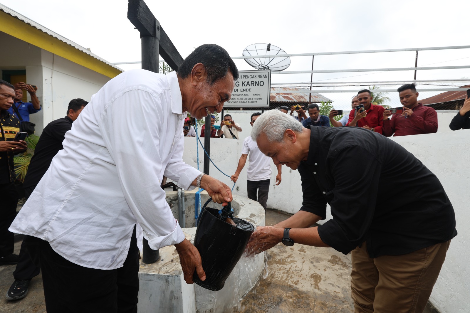 Di Rumah Pengasingan Bung Karno: Ganjar Pranowo Basuh Muka lalu Berdoa di Sumur Bung karno