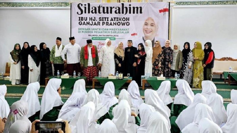 Siti Atikoh Ganjar Menyanyi Bareng Ratusan Santriwati di Ponpes Darussalam Rajapolah Tasikmalaya