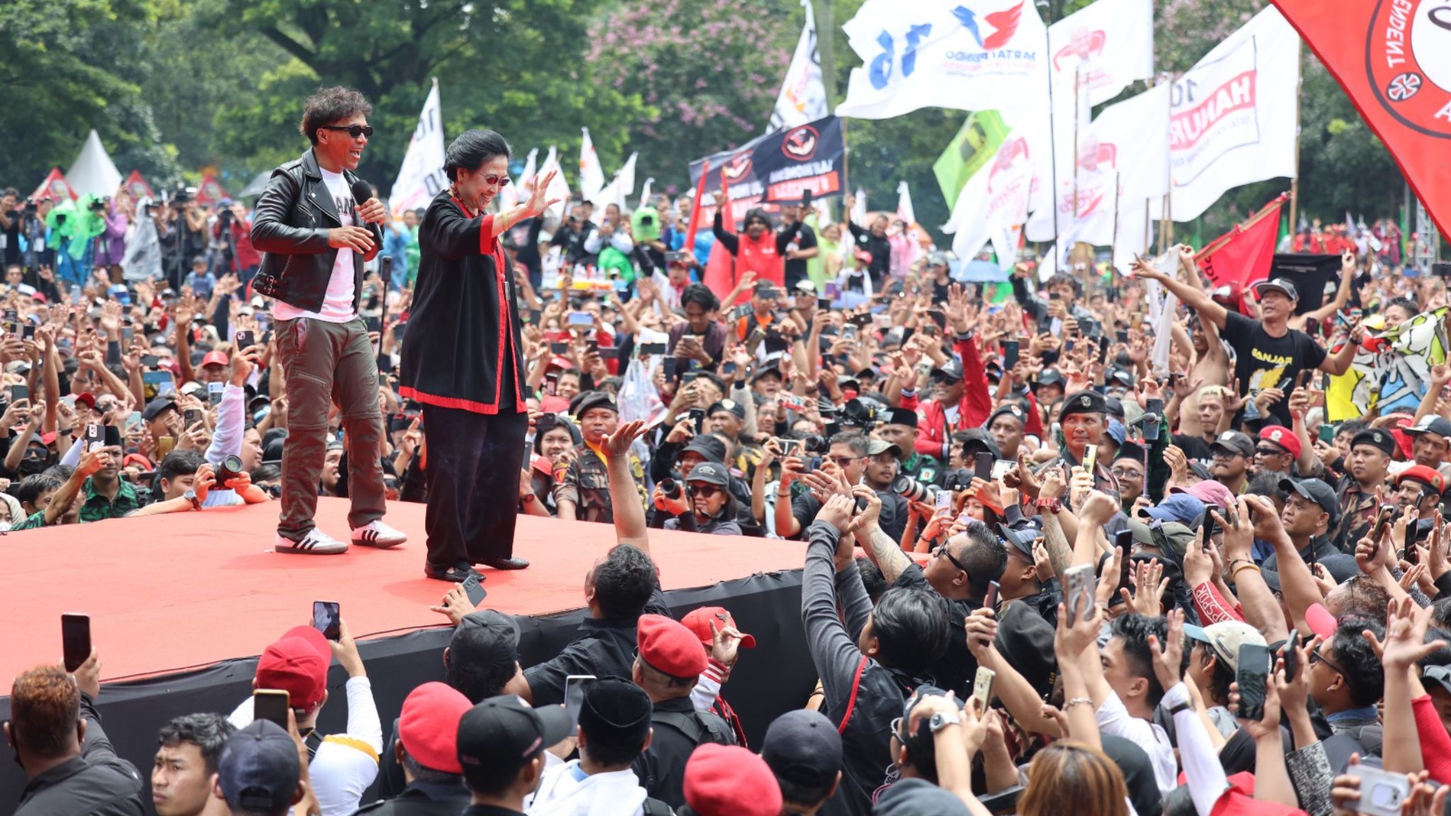 Bikin Kejutan di Hajatan Rakyat Bandung, Kaka Slank Ajak Megawati Joget