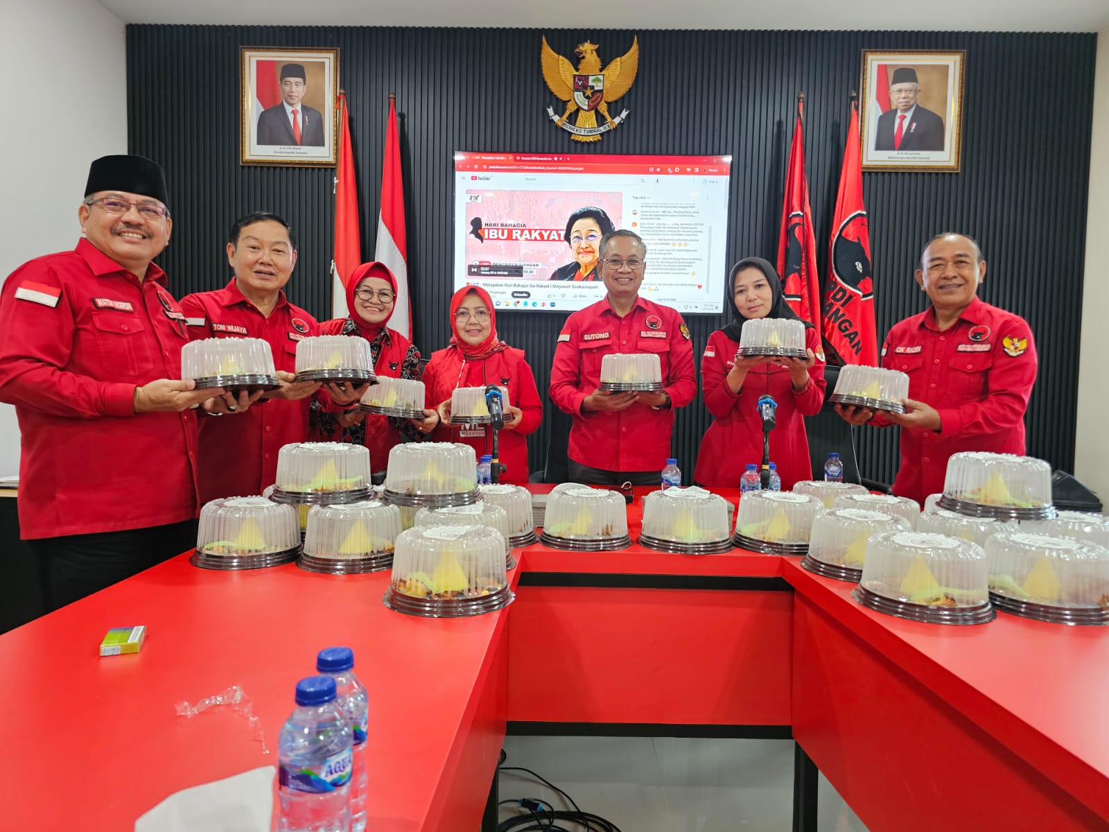 HUT ke-77 Megawati, Banteng Lampung Bagikan Tumpeng ke Masyarakat