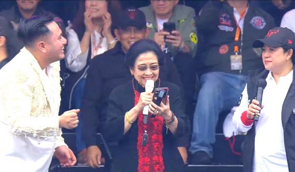 Nassar Ajak Megawati Bernyanyi dan Berjoget di Hajatan Rakyat di Semarang