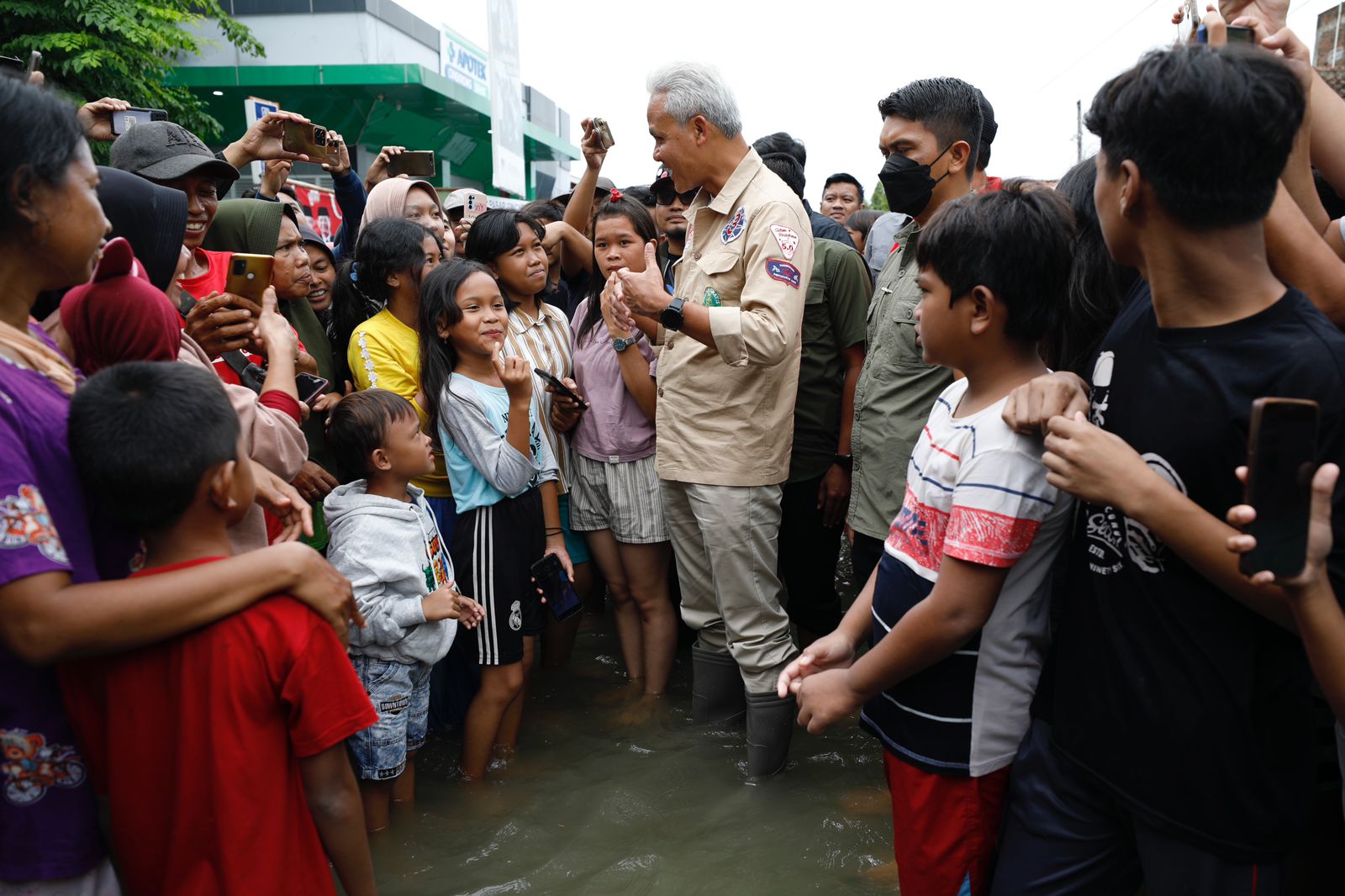 Tinjau Lokasi Banjir Bandang Grobogan, Ganjar Ajak Pemerintah dan Pendukungnya Beri Bantuan ke Korban