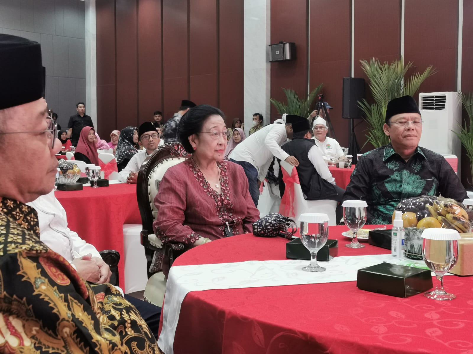 Didampingi Hasto, Megawati Hadir ke Acara Tasyakuran PBNU dan Muhammadiyah Dianugrahi Zayed Award
