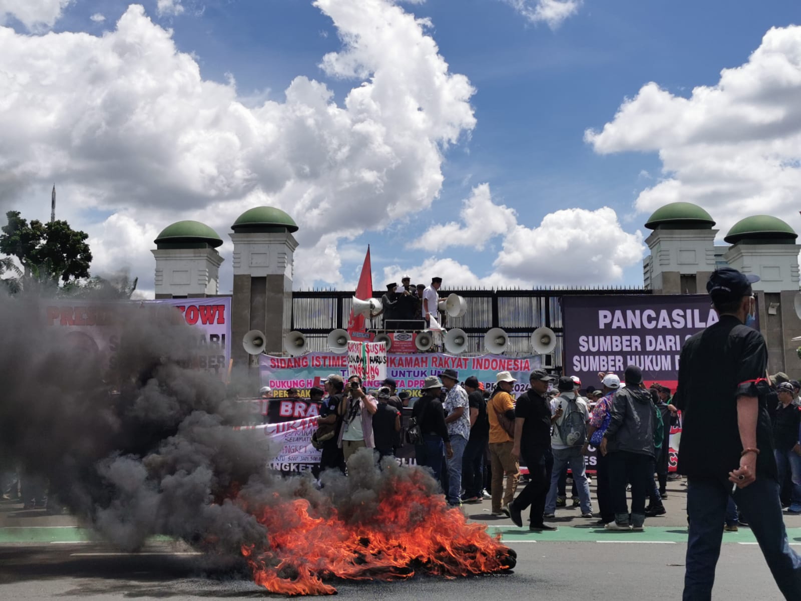 Massa Aksi Bentangkan Spanduk Di Depan Gedung DPR 'Jokowi Pengkhianat ...