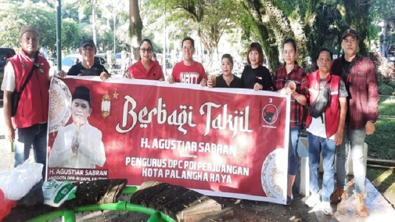 Agustiar Bersama DPC PDI Perjuangan Palangkaraya Bagikan Ratusan Takjil untuk Masyarakat