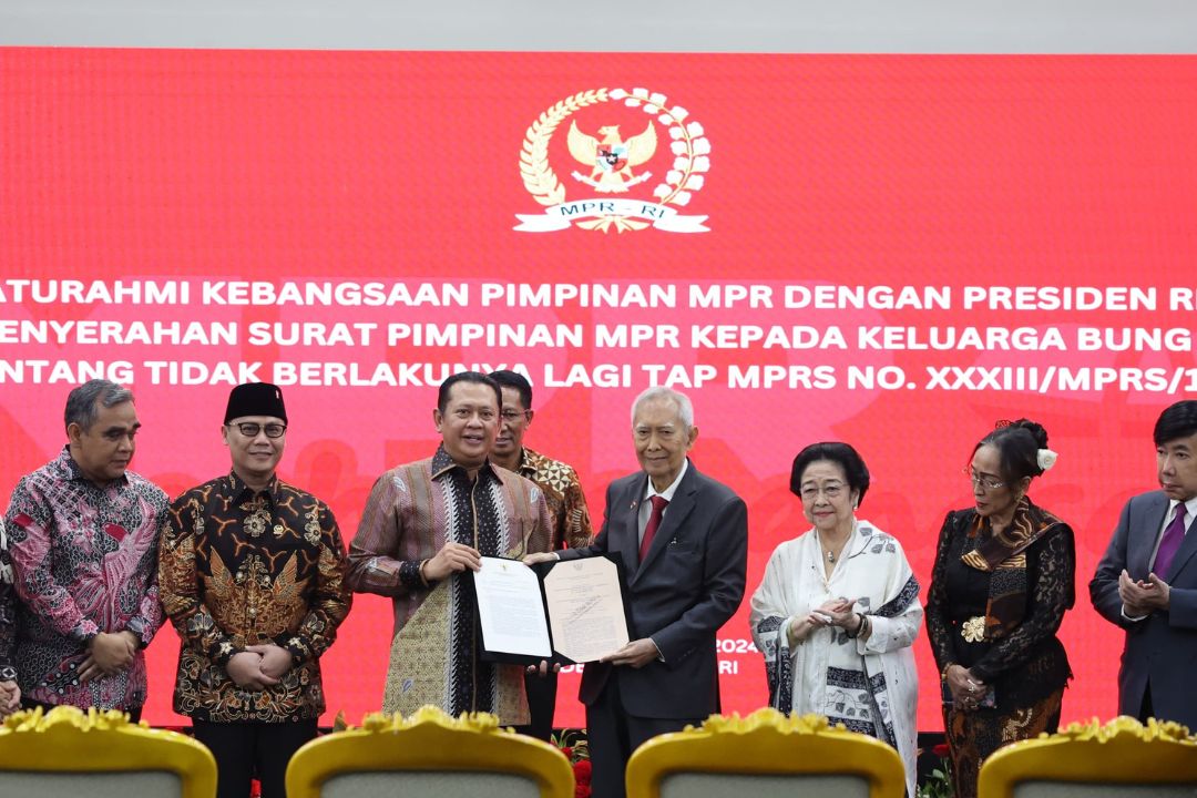 Serahkan Surat Tidak Berlakunya Tap MPRS Nomor 33 ke Keluarga Bung Karno, Bamsoet: Bung Karno Tak Pernah Mengkhianati Bangsa