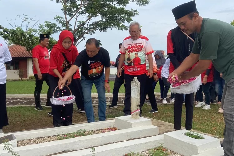 Banteng Kota Pekalongan Tabur Bunga di Makam Pahlawan