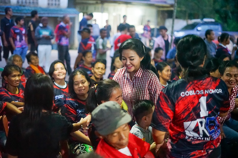 Datangi Tiga Desa di Ngabang, Karolin Akan Tambah Bantuan Alat Pertanian untuk Ketahanan Pangan